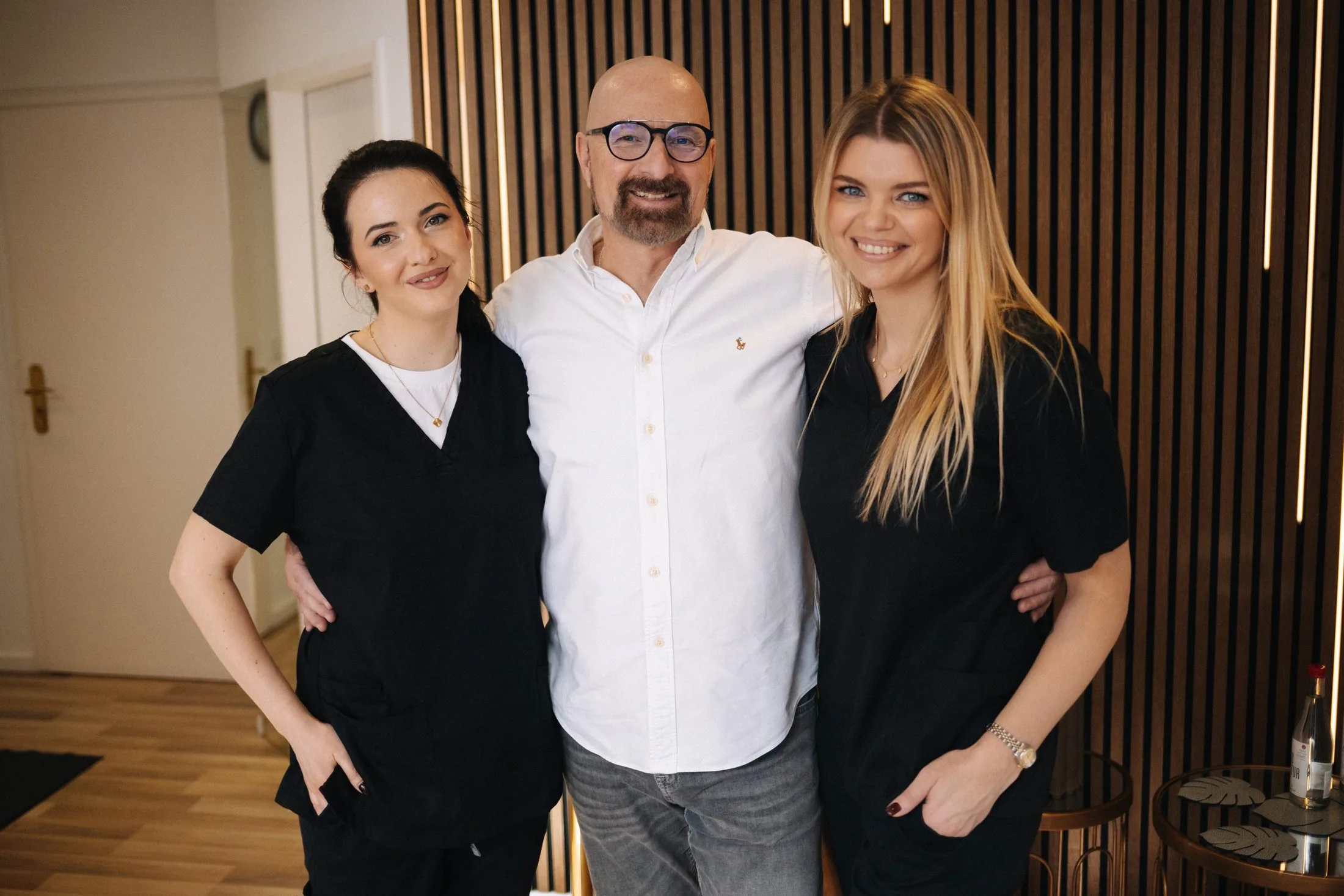 Das Team der Praxis: Marharyta Polishchuk, Erwin Lüddecke-Oksenenko und Kateryna Lüddecke-Oksenenko